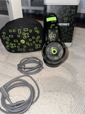Beats Solo 4 – Minecraft Special Edition headphones in Charged Black.